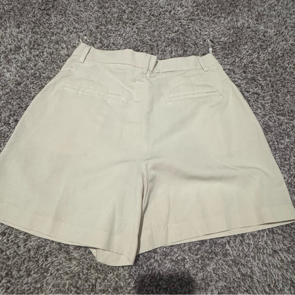 Zara Beige High-Waist Pleated Shorts - Picture 2 of 4